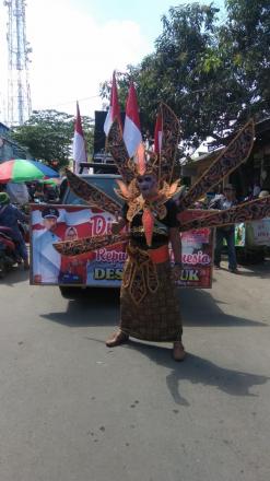 Warga Desa Tumpuk Meriahkan HUT RI ke-74 Dengan Lomba Karnaval