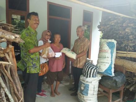 Pemberian Bantuan Kepada warga ( TUKIYEM ) Dusun K