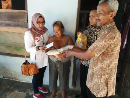 Pemberian Bantuan Kepada warga ( TUMIRAH ) Dusun J